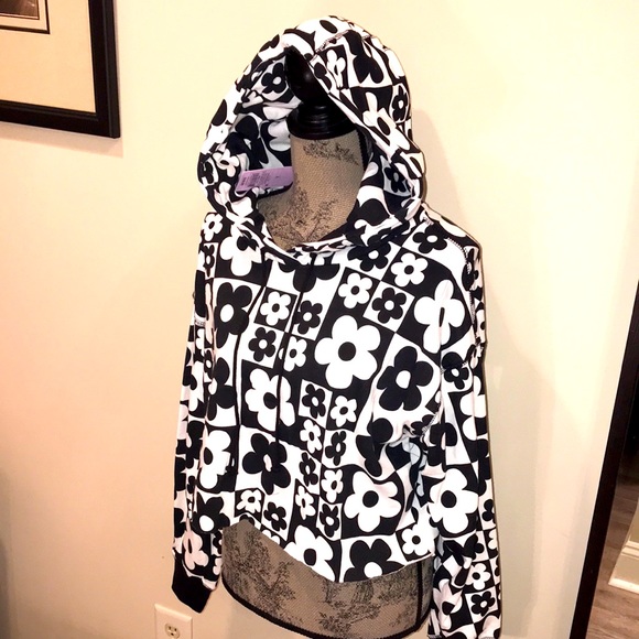 Wild fable cropped hoodie black & white flowers - Picture 3 of 7